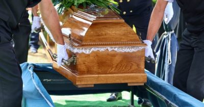 doodskist wordt gedragen