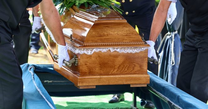 doodskist wordt gedragen