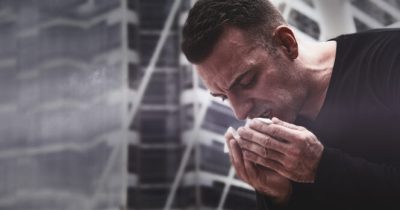 man kijkt naar handen