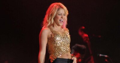 shakira lacht