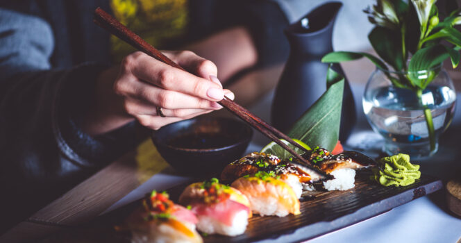 hand met sushi