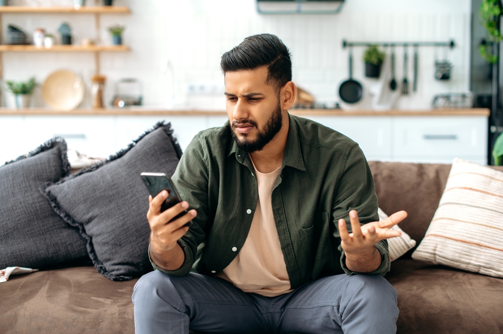 Un homme avec un portable