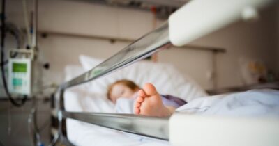 Un enfant dans un lit d'hôpital
