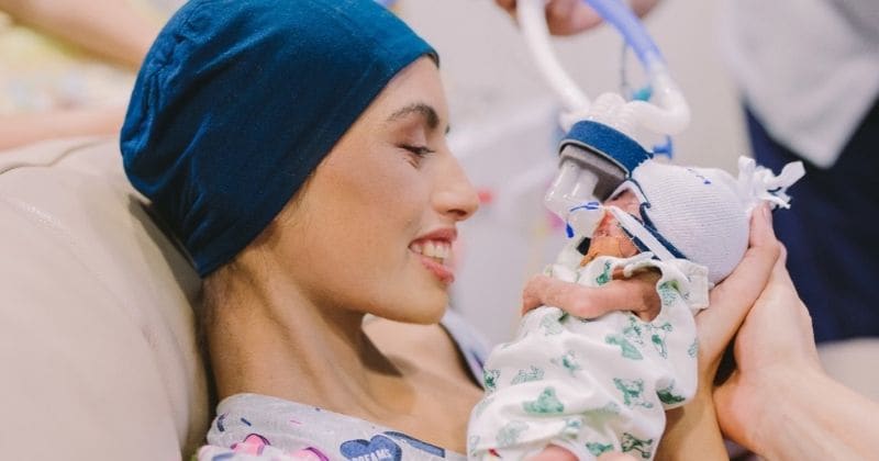 Une femme et son enfant