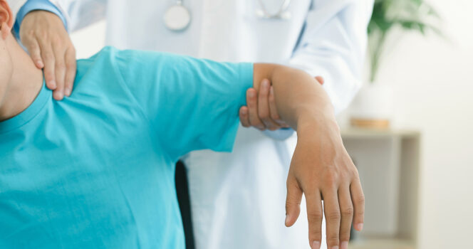 Un médecin qui consulte un homme