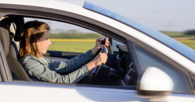 Une femme conduisant une voiture