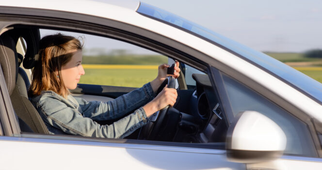 Une femme conduisant une voiture