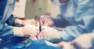 Équipe médicale pratiquant une intervention chirurgicale