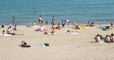 Une plage pleine de personnes