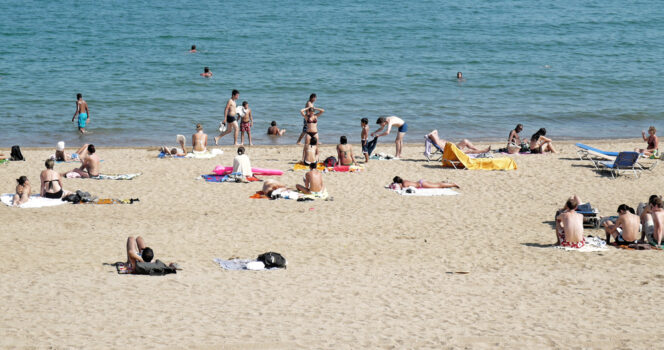 Une plage pleine de personnes