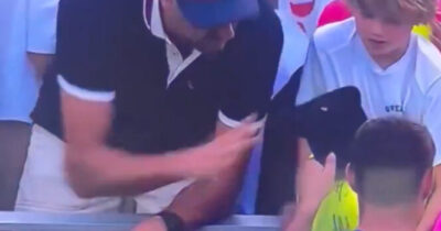 Un homme arrache le chapeau chez un enfant