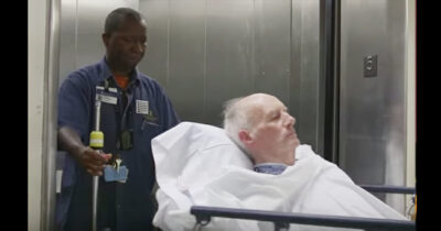 Un ambulancier et son patient