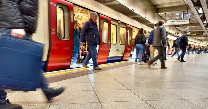 Passagers sortent d'un train