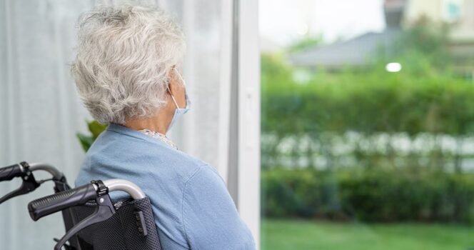 Personne âgée dans un fauteuil