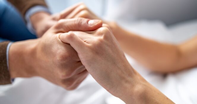 Deux personnes qui se tiennent par les mains