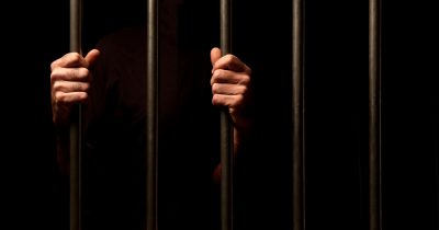 Derrière les barreaux