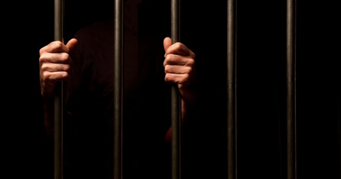 Derrière les barreaux