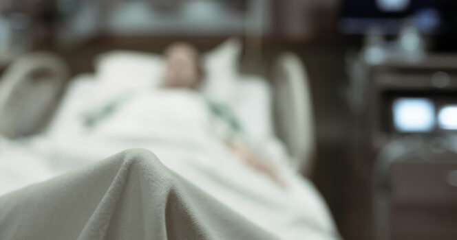 Personne couchée dans un lit d'hôpital