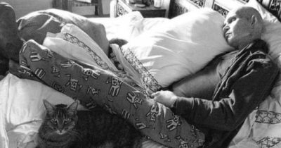 Homme couché avec son chat