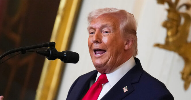 Donald Trump souriant