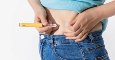 Femme prenant son tour de taille