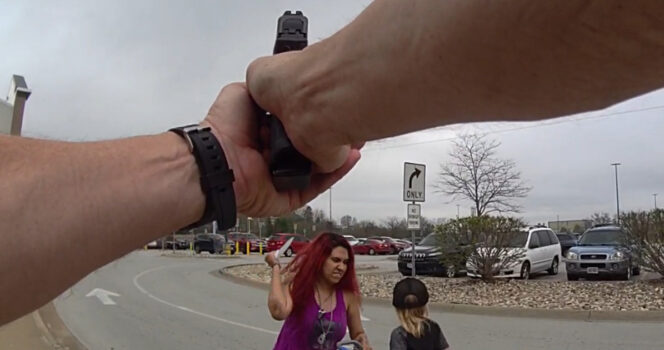 policier pointant une arme sur une femme