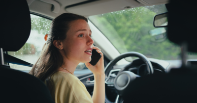 Femme passant un appel au volant