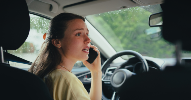 Femme passant un appel au volant