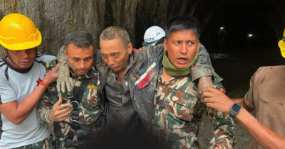 Armée népalaise avec un survivant