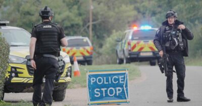 La police à un barrage routier sur la route menant à la RAF Fairford après qu'un incident majeur a été déclaré, avec des policiers armés tenant un cordon près du village de Whelford dans le Gloucestershire, à proximité de la RAF Fairford qui est utilisée par l'armée de l'air des États-Unis (USAF).